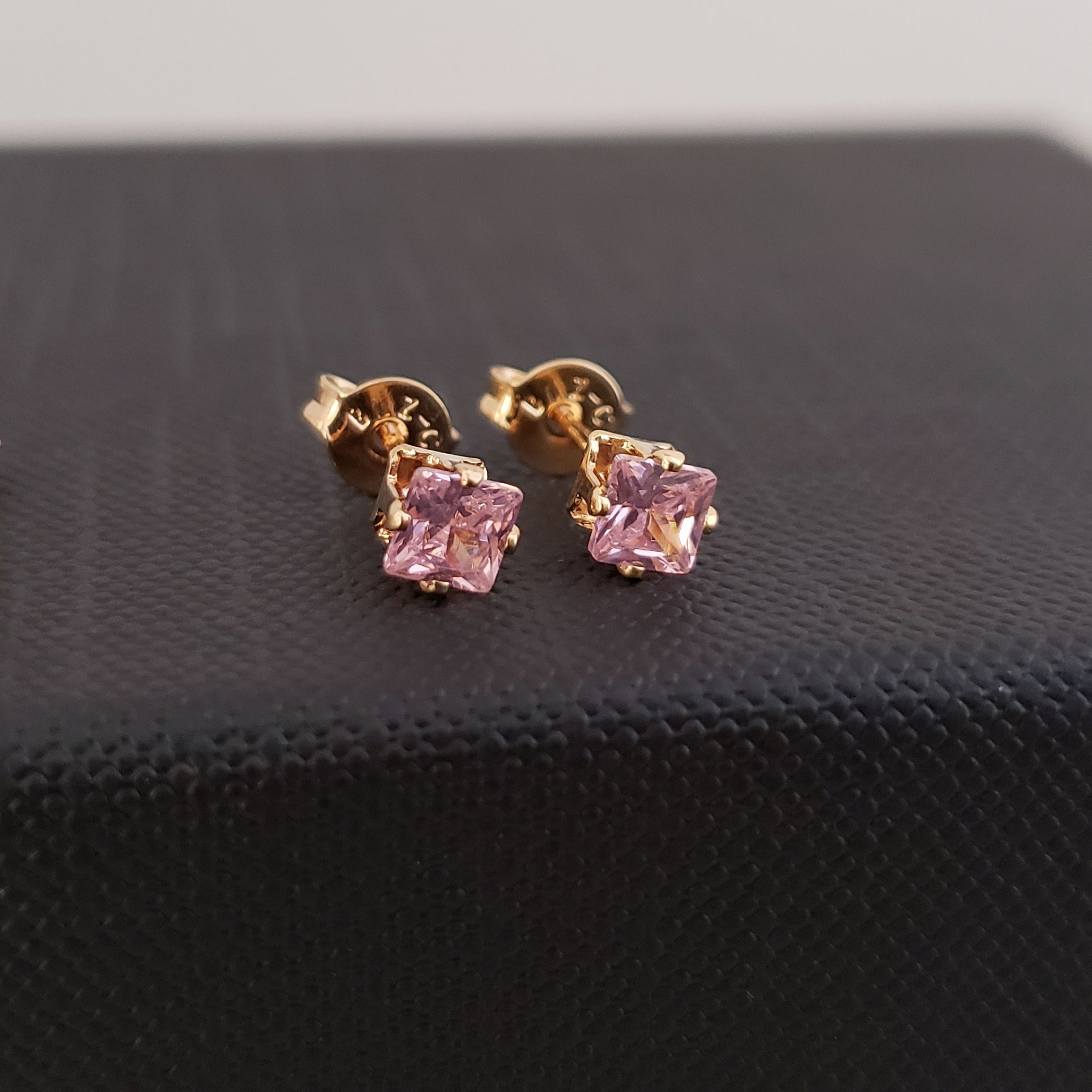 Aretes circonia cuadrada rosa en oro laminado 18K Piangere delicados