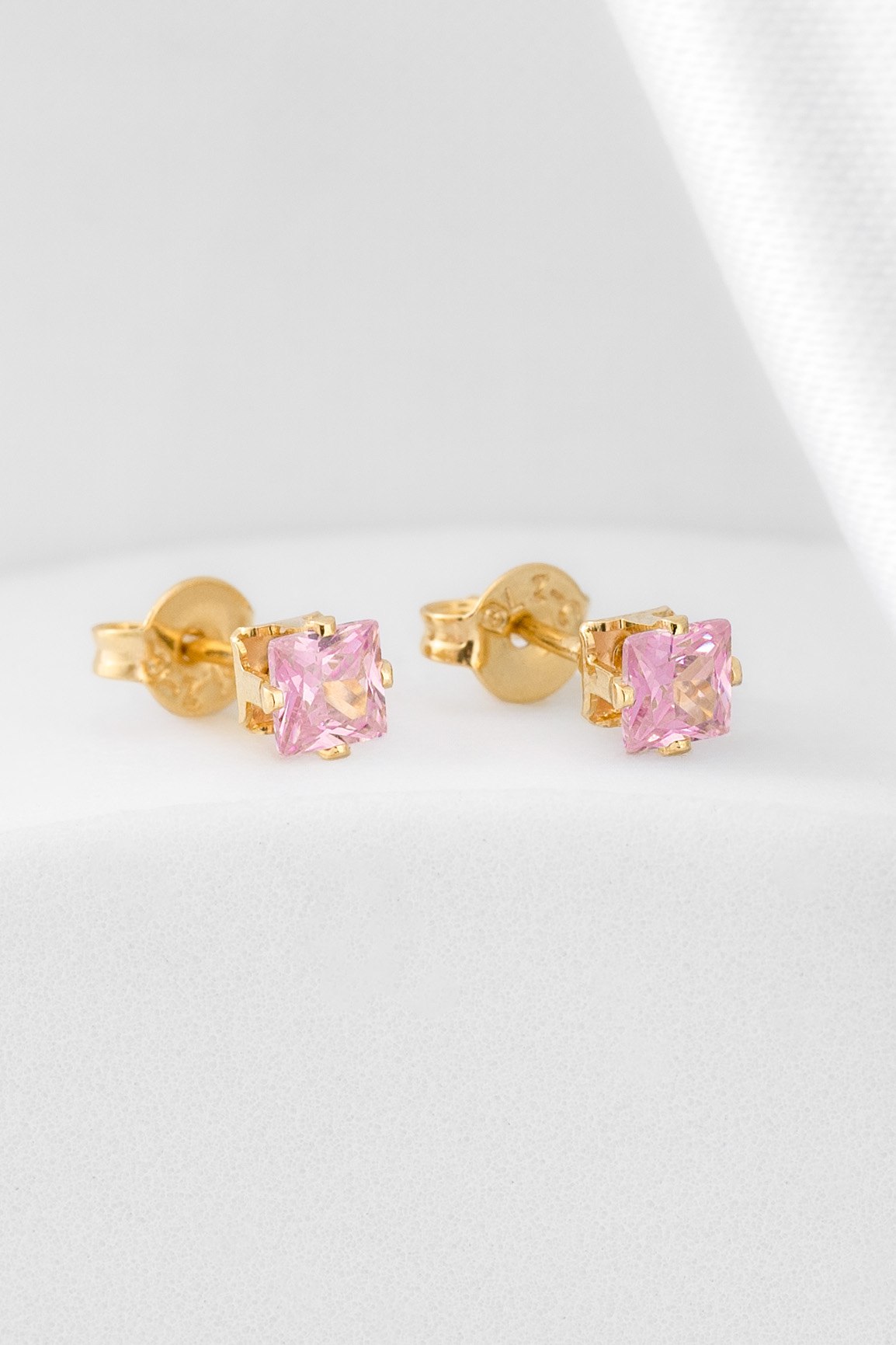 Aretes circonia cuadrada rosa en oro laminado 18K Piangere delicados