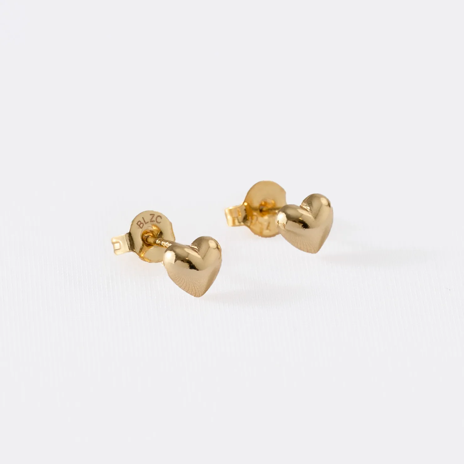 Aretes corazon baby heart en oro laminado 18K Piangere delicados