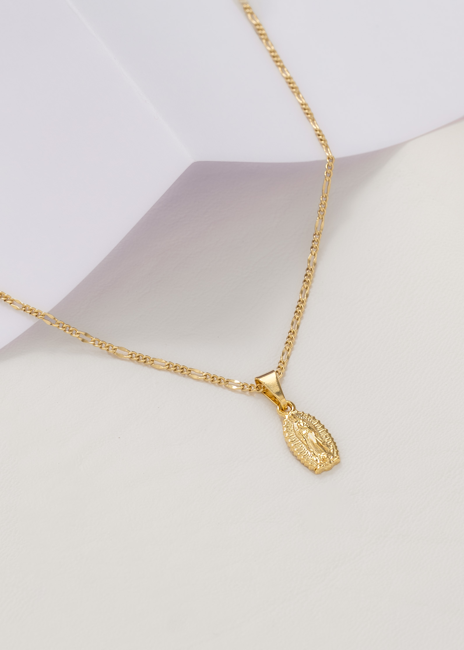 Dije guadalupe fina en oro laminado 18K Piangere religioso elegante