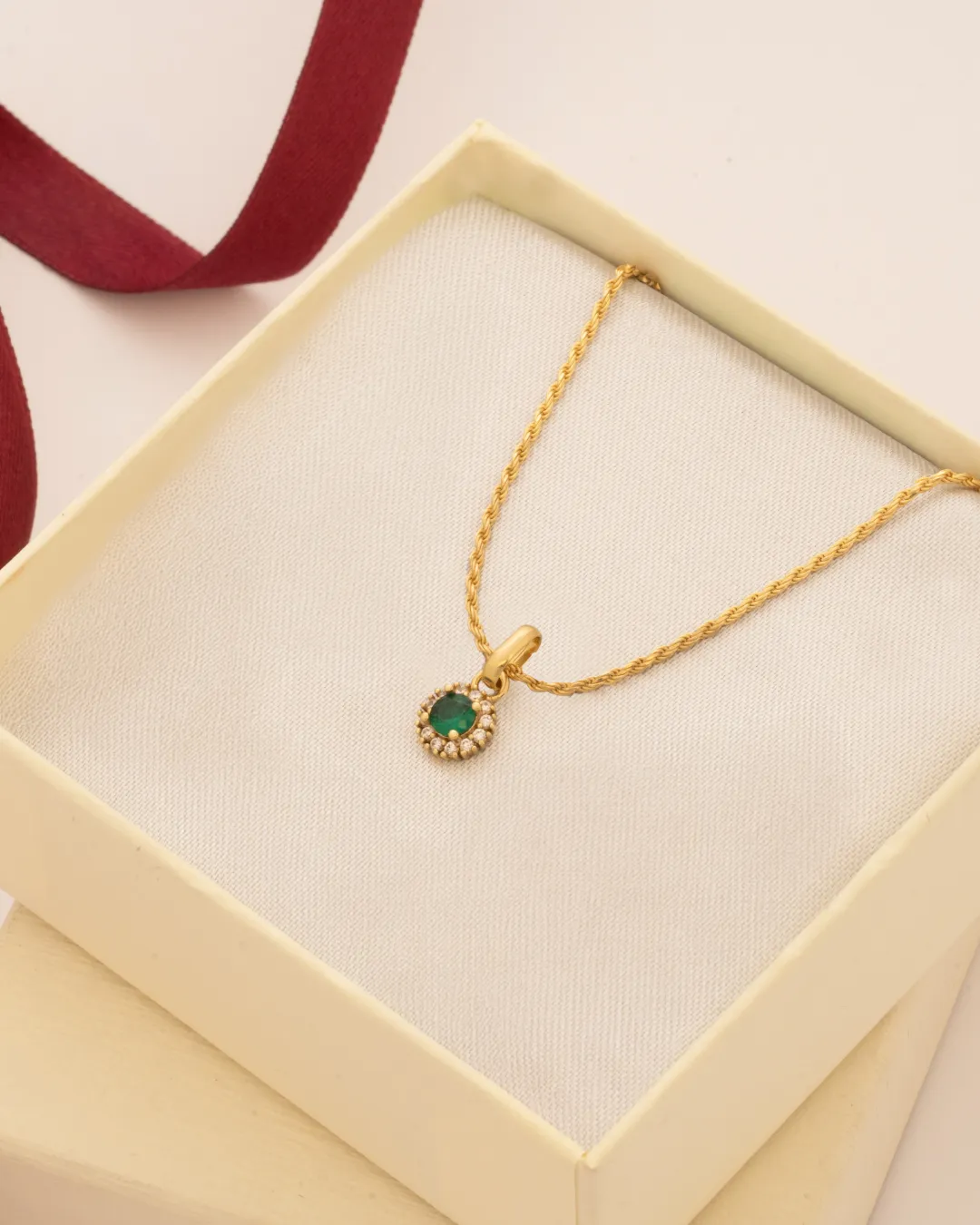 Dije royal green 8mm en oro laminado 18K Piangere elegante