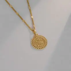 Dije signo peso en oro laminado 18K Piangere moderno