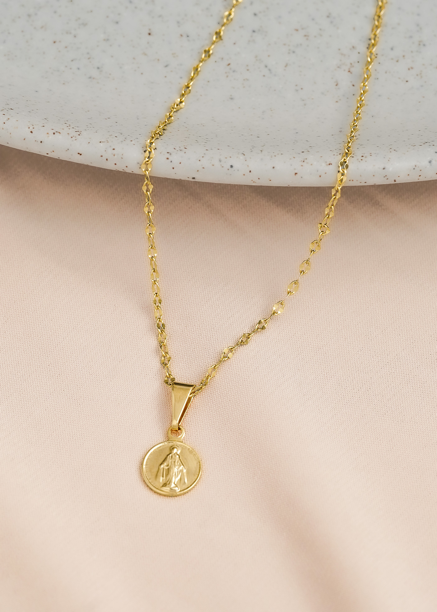 Dije virgen milagrosa en oro laminado 18K Piangere