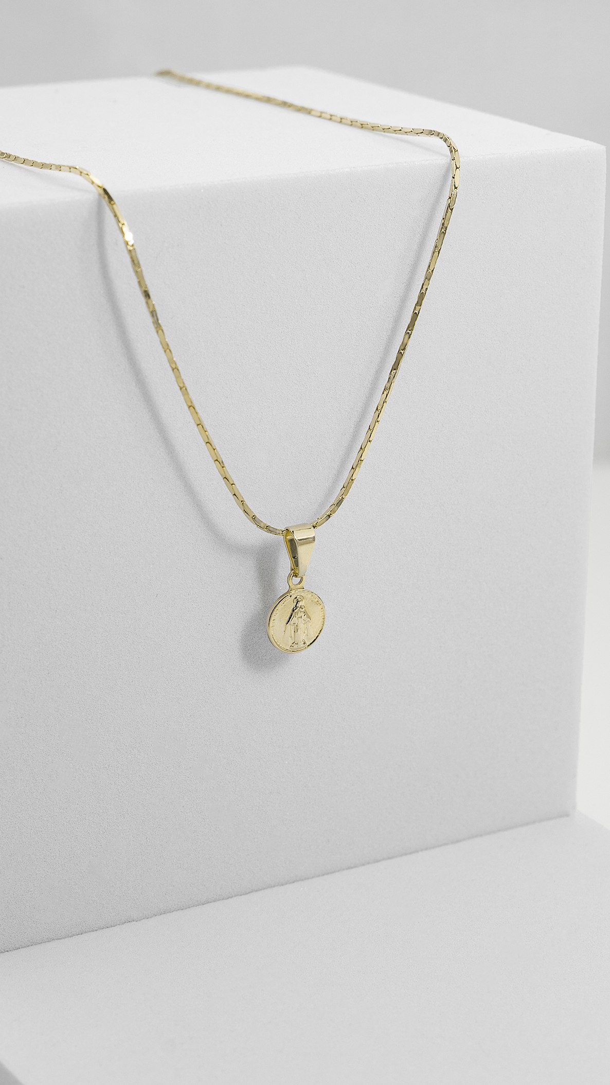 Dije virgen milagrosa en oro laminado 18K Piangere